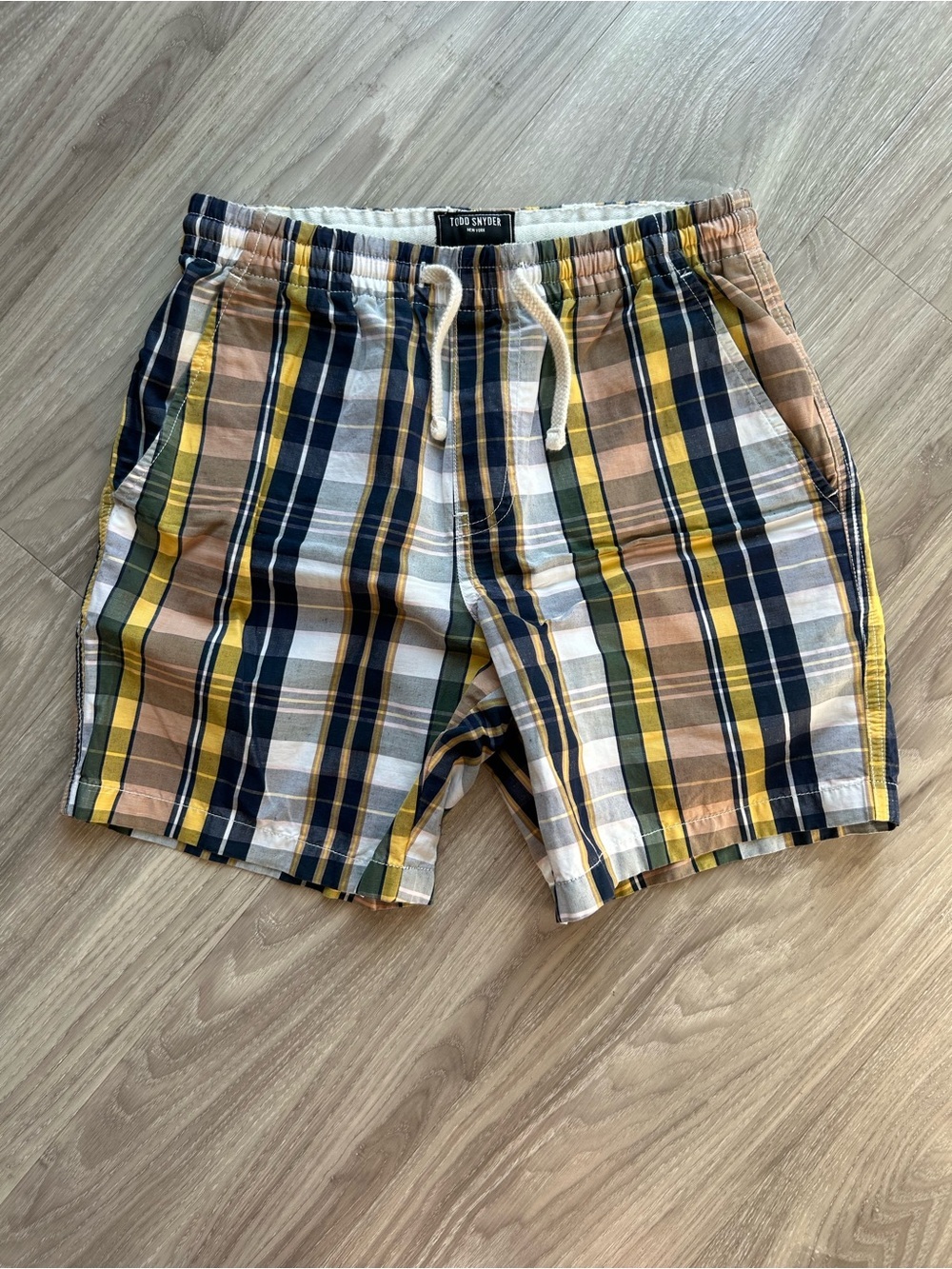 Todd Snyder | 7" Madras Weekend Short in White Yellow Navy Plaid (X-Small)